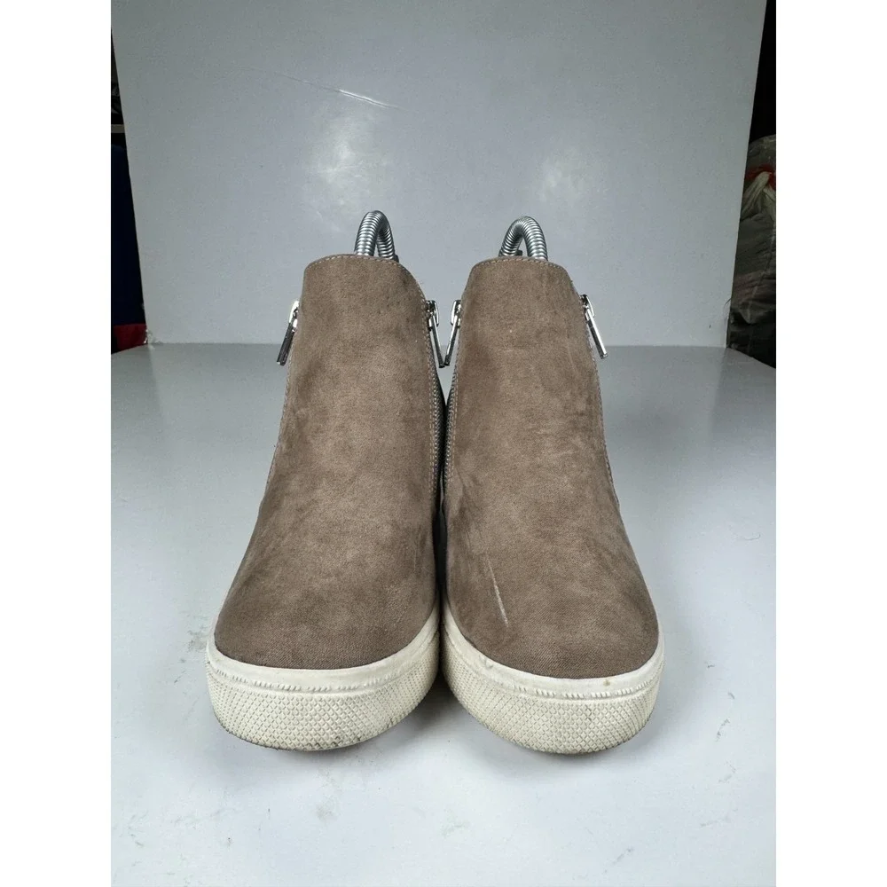 Steve Madden‎ Wedgie Girls 4 M Sneakers Taupe Suede Round Toe Side Zip Shoes
